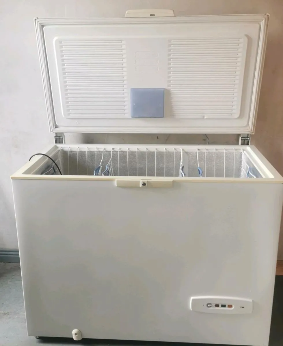 WHIRLPOOL CHEST FREEZER - Image 2