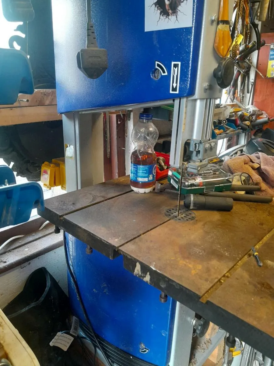 Bandsaw and extractor - Image 1
