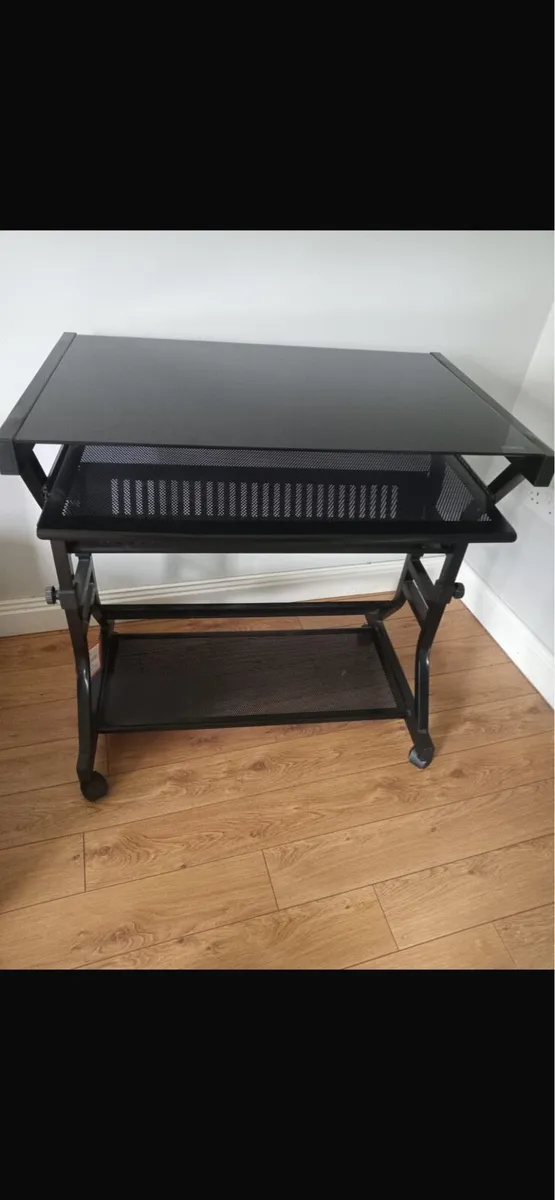 Computer table - Image 1