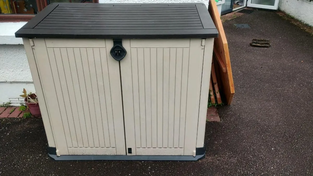 Outdoor storage Keter + free car seats - Image 1