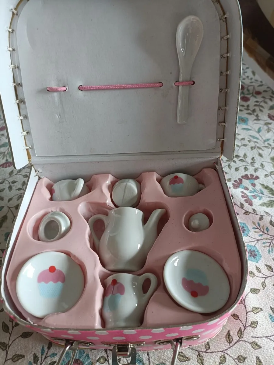 Our Generation travel case, puppy and tea set - Image 4