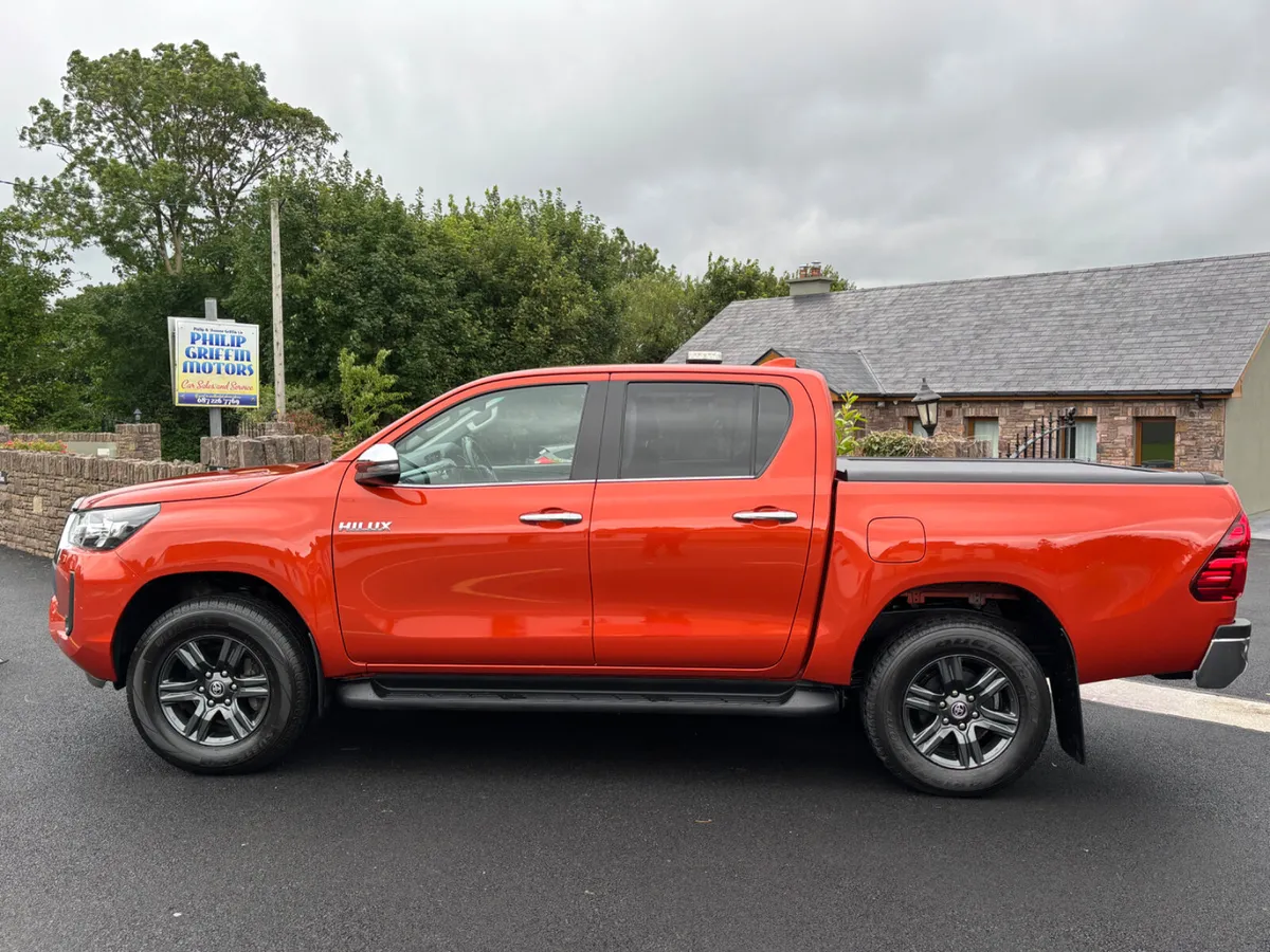 2023 Toyota Hilux  2.4 SR5 Double Cab as new - Image 4