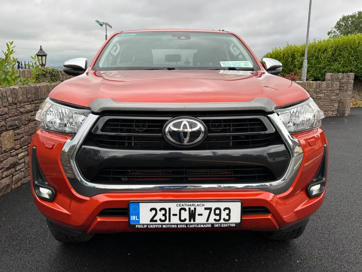 2023 Toyota Hilux  2.4 SR5 Double Cab as new - Image 3