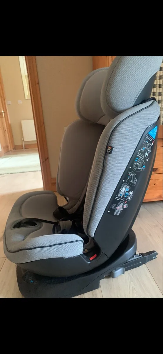 Car seat 360degree rotation in excellent condition - Image 2