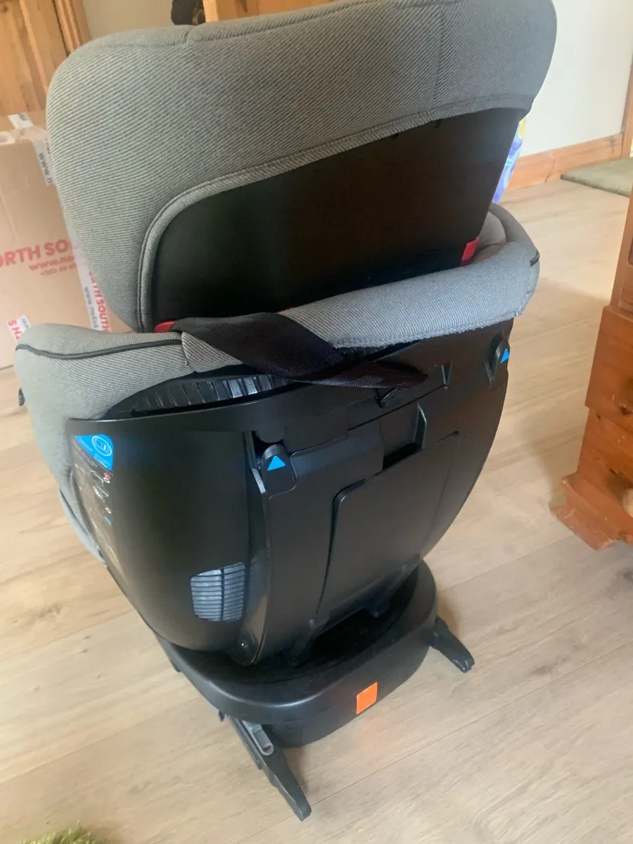 Car seat 360degree rotation in excellent condition - Image 4
