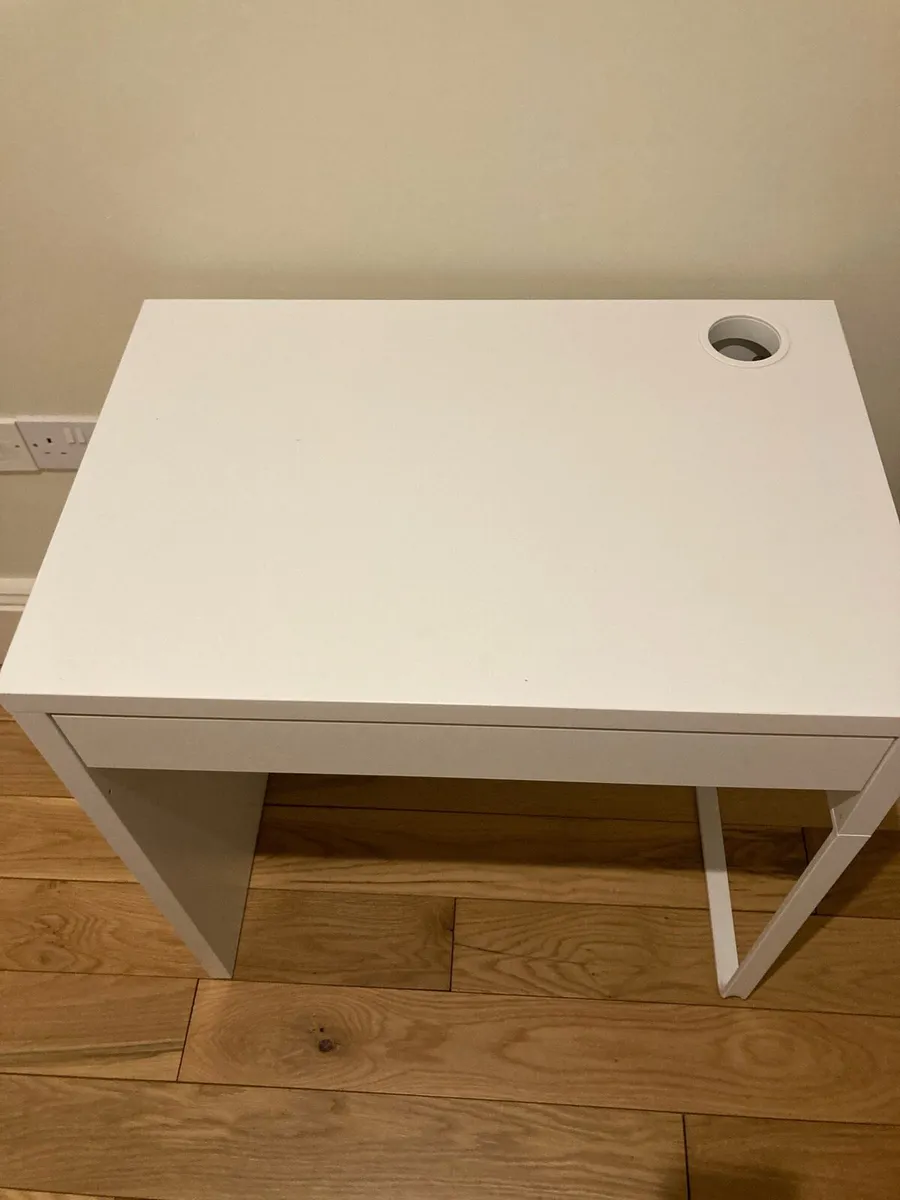 Desk - small white desk (IKEA Micke) - Image 3