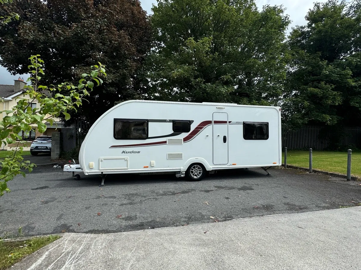 Stunning 6 Berth Air Awning, Motor Movers, Solar - Image 1