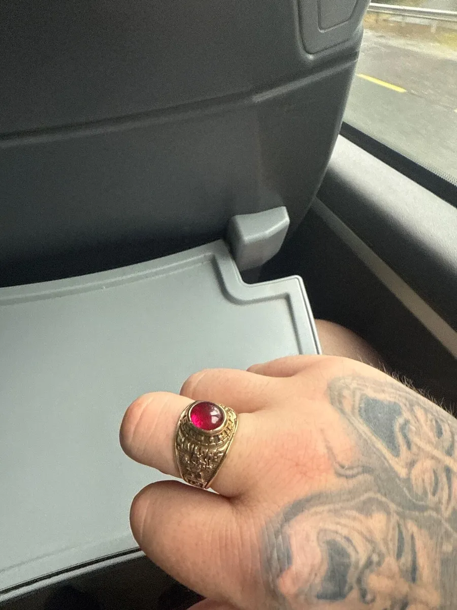 Gold ring - Image 1