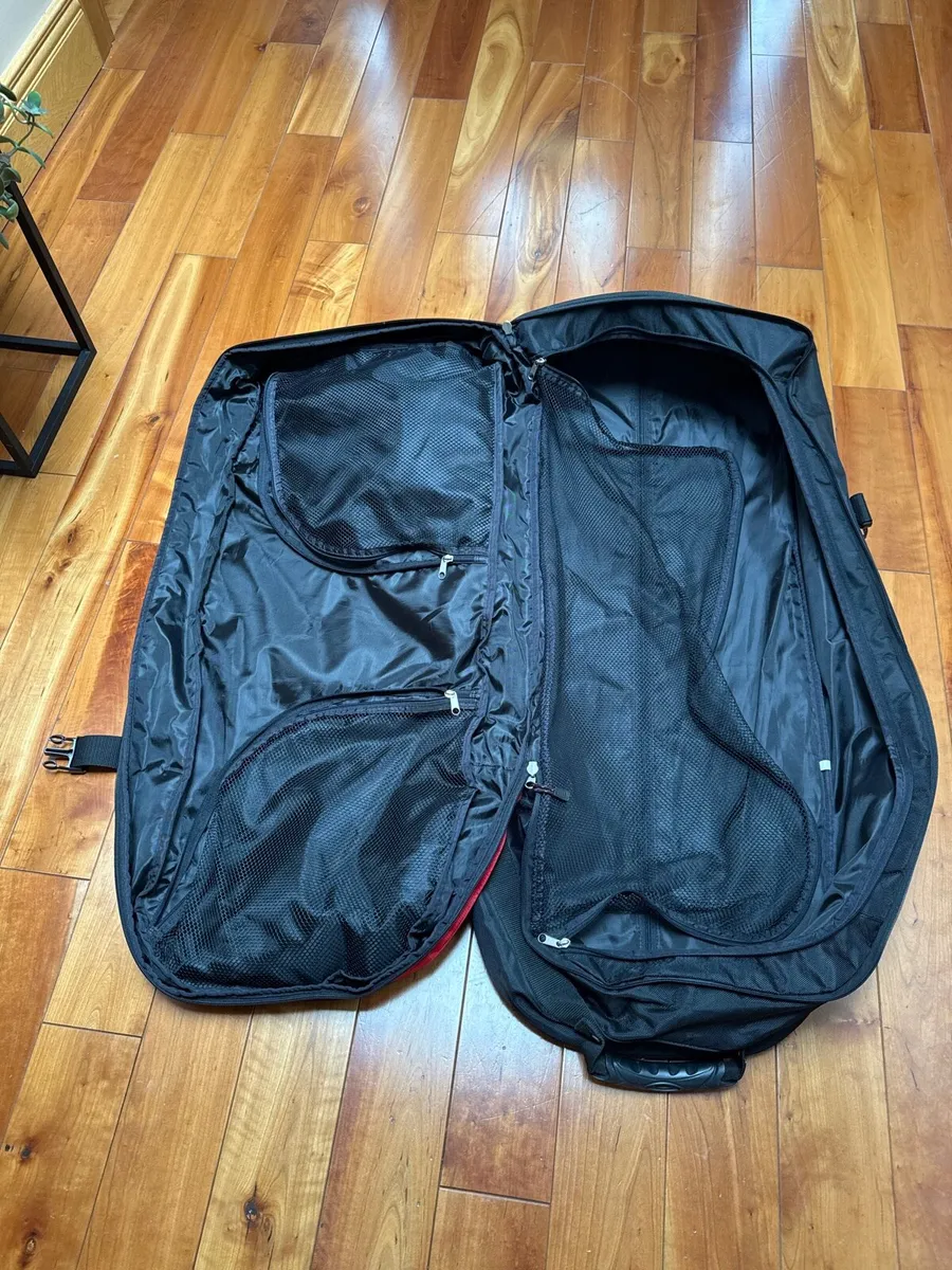 Odyssey sports travel bag on wheels - Image 3