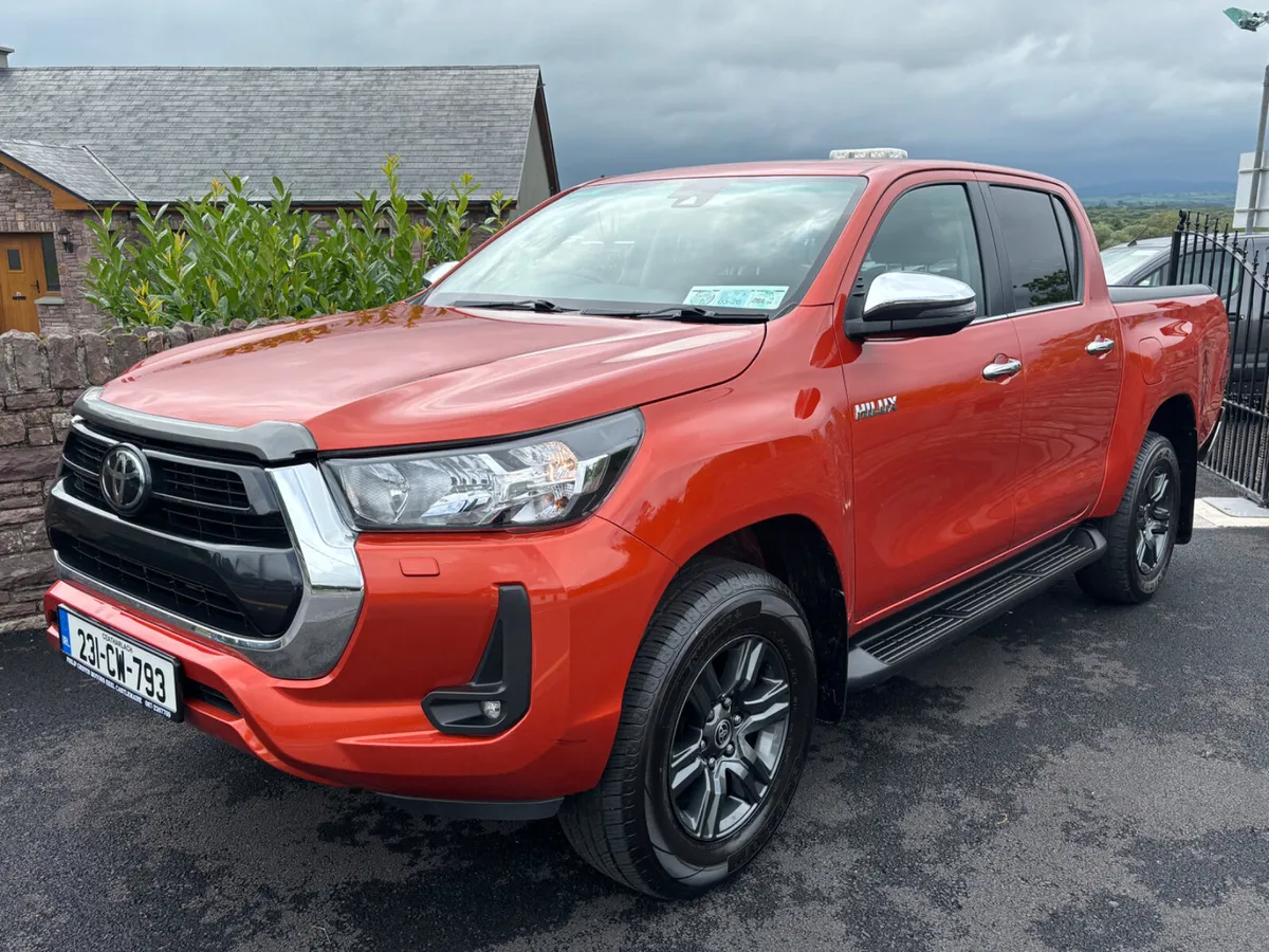 2023 Toyota Hilux  2.4 SR5 Double Cab as new - Image 2