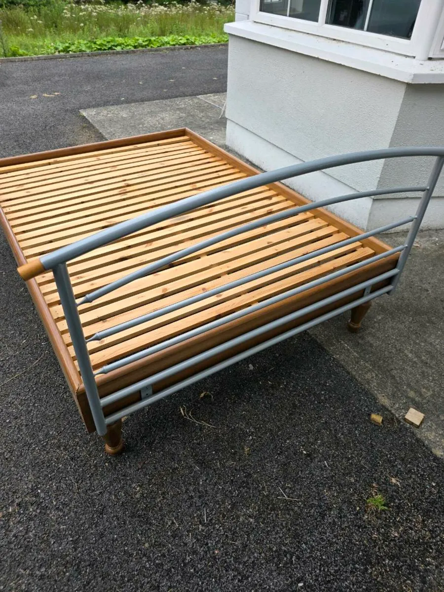 Double bed, 5' with metal head board - Image 2