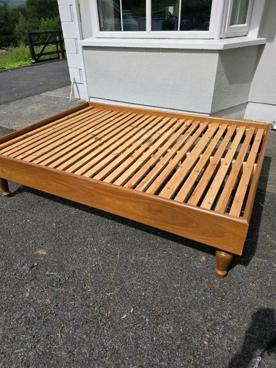Double bed, 5' with metal head board - Image 3