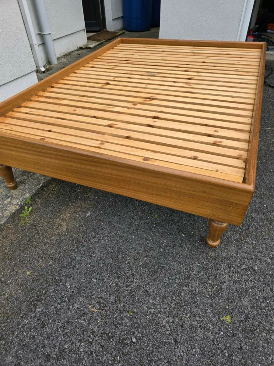Double bed, 5' with metal head board - Image 4
