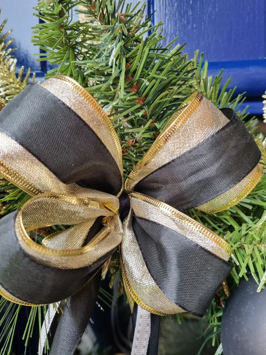 Gold and black Christmas wreath 45cm - NEW - Image 2