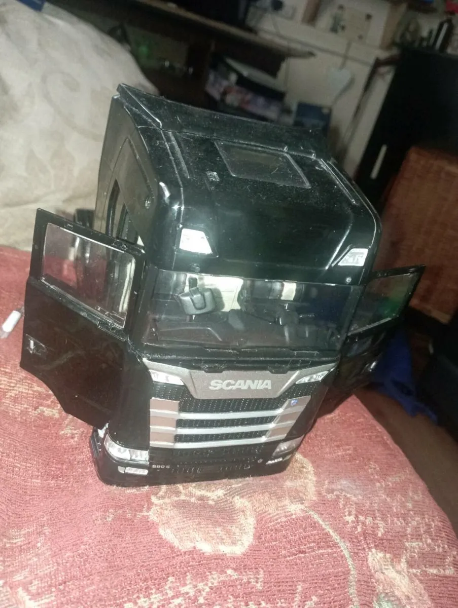 SOLIDO 2023 S 58O SCARNIA TRACTOR UNIT . - Image 2
