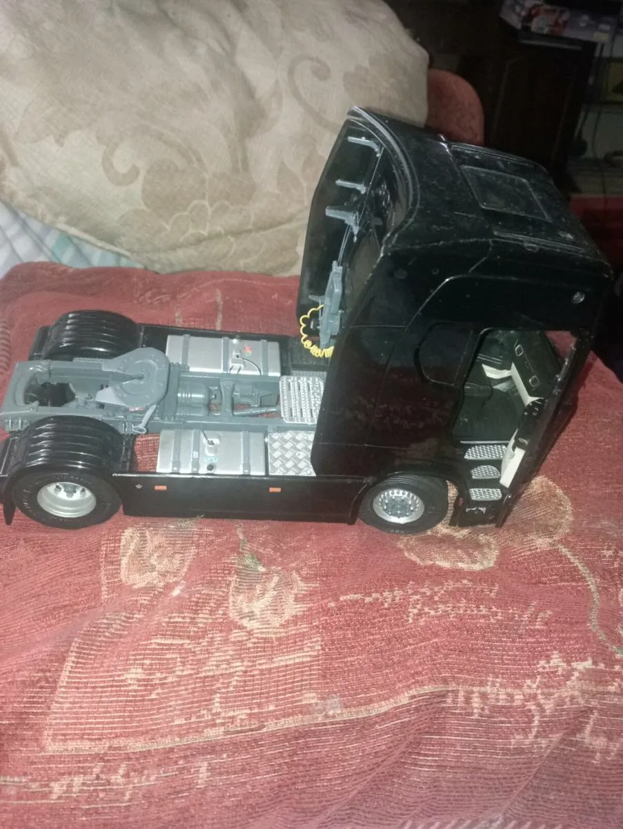 SOLIDO 2023 S 58O SCARNIA TRACTOR UNIT . - Image 3