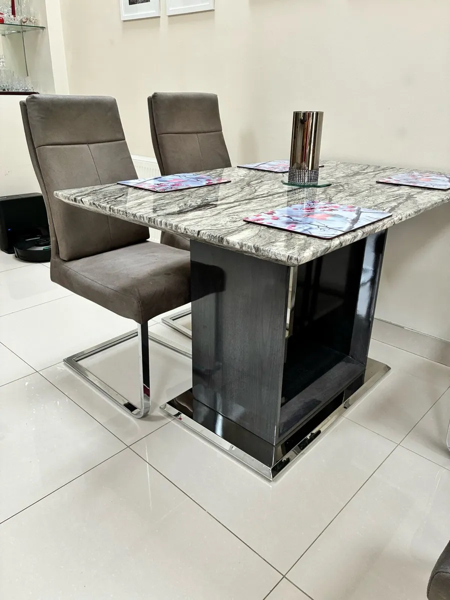 Dining room table and chairs - Image 1