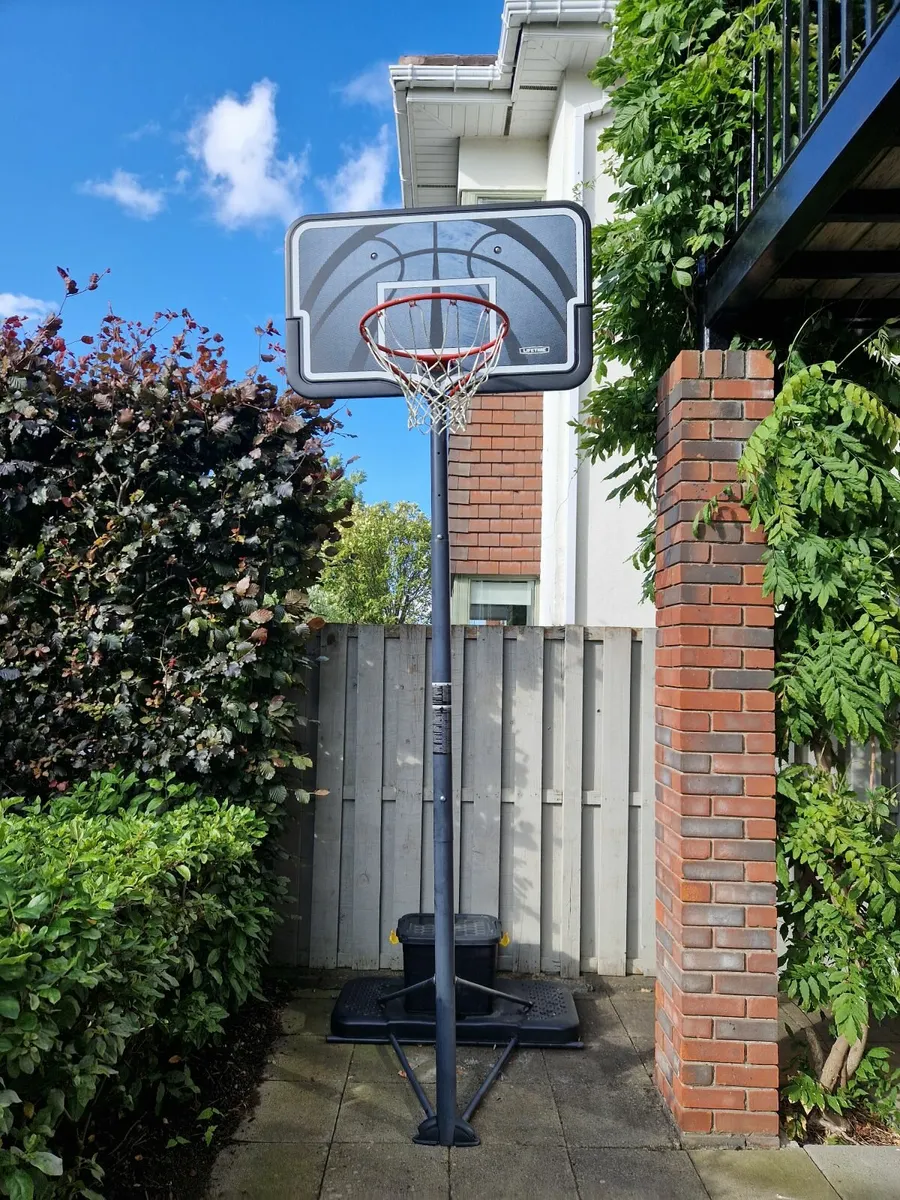 Basketball hoop - Image 1