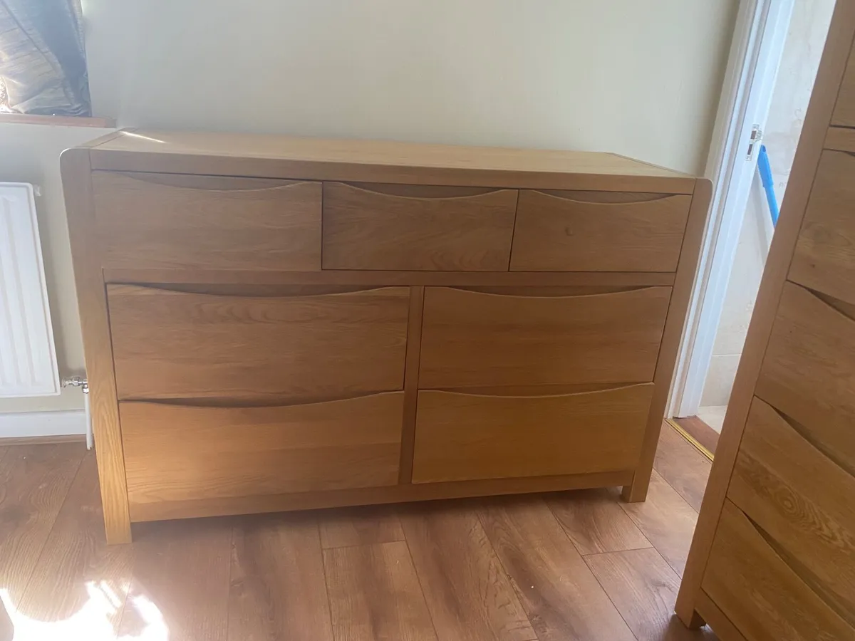 Oak chest of drawers