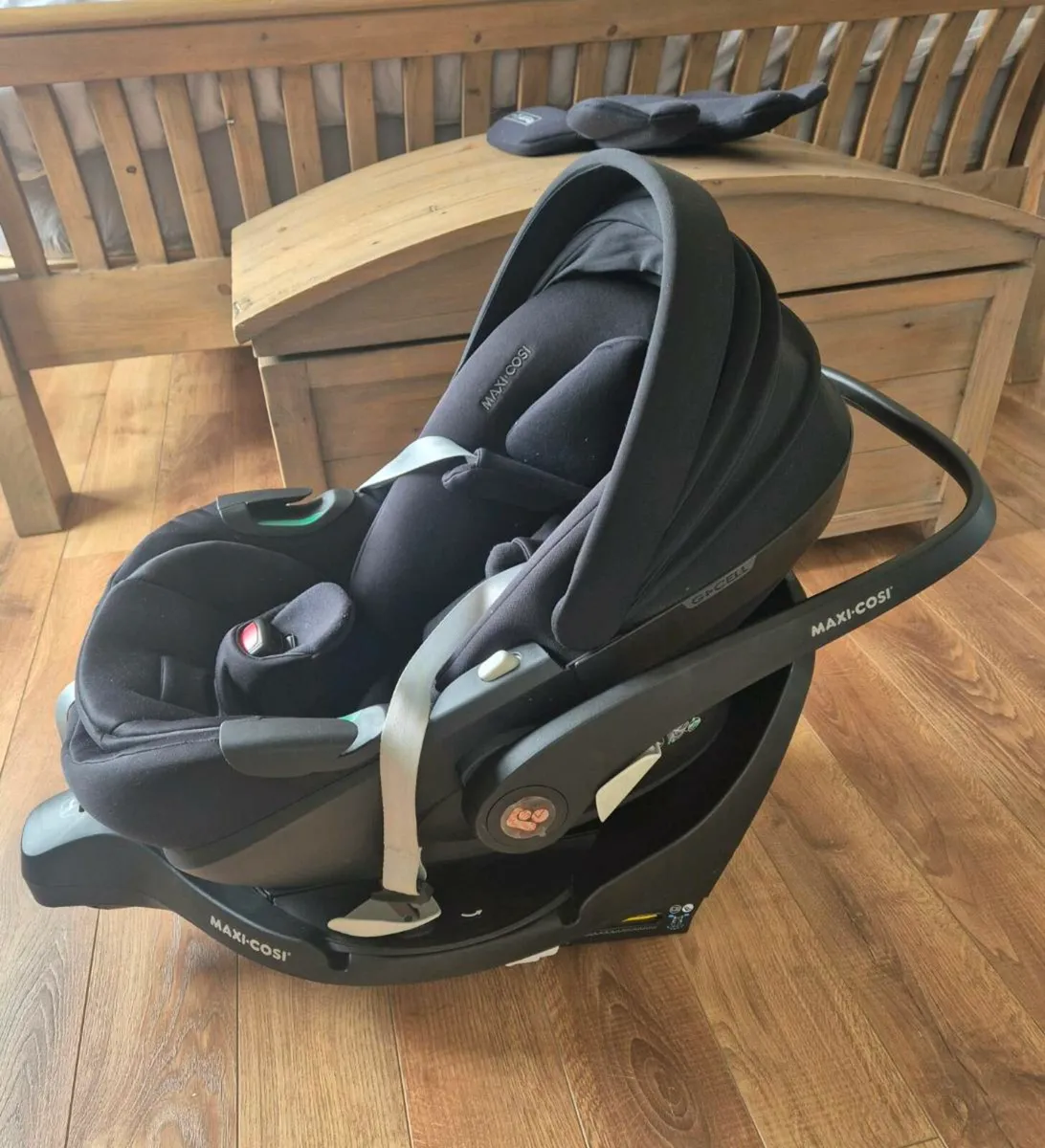 Maxi Cosi pebble 360 pro car seat & familyfix base - Image 1