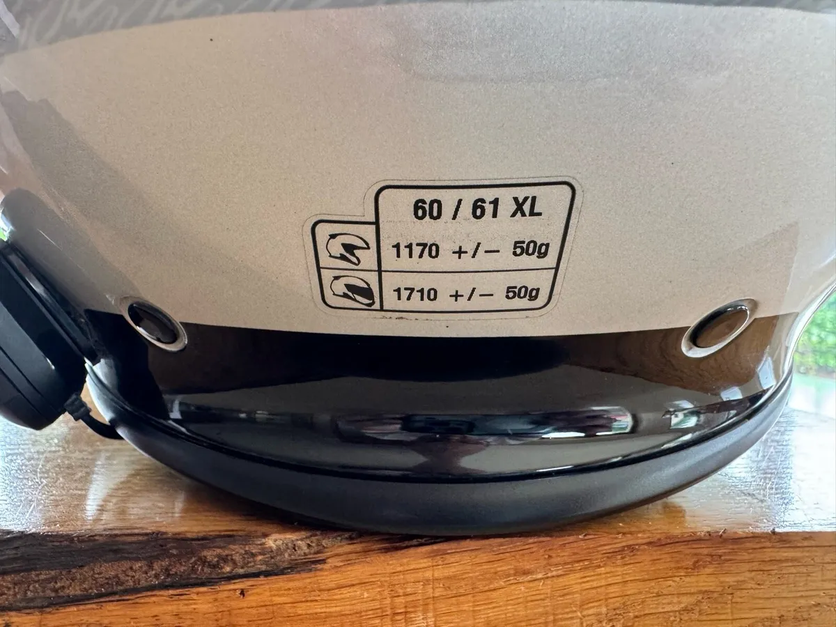 BMW System 7 Carbon Helmet - Image 4