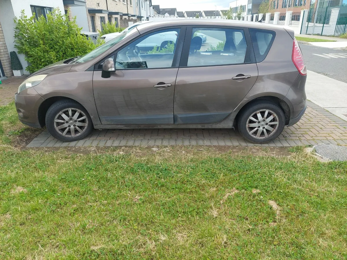 2010 Renault Scenic - Image 1
