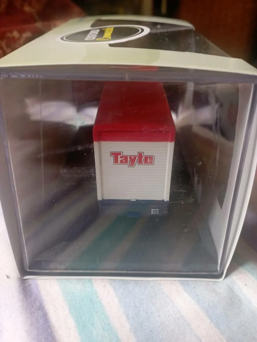 MR TOYTO CRISPS BEDFORD TK BOX TRUCK DIECAST MODLE - Image 3