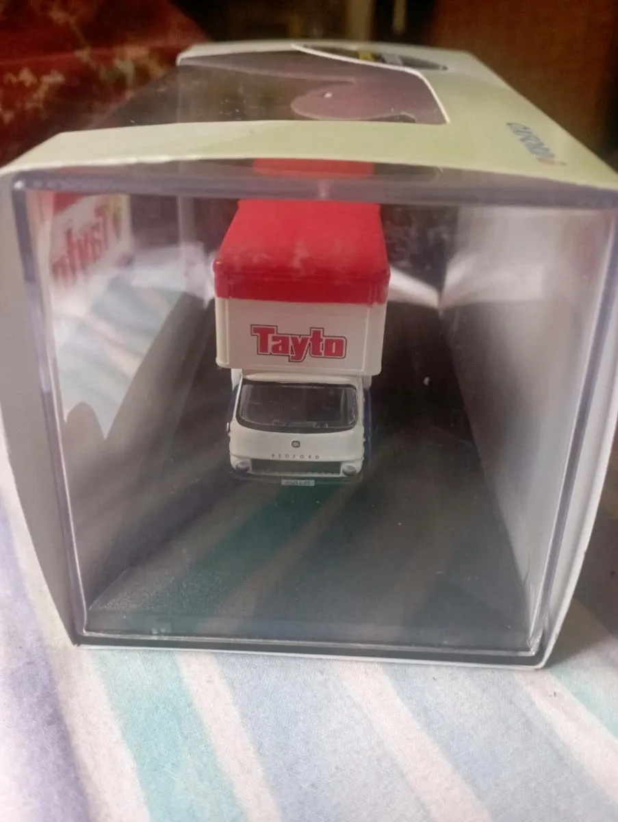 MR TOYTO CRISPS BEDFORD TK BOX TRUCK DIECAST MODLE - Image 4