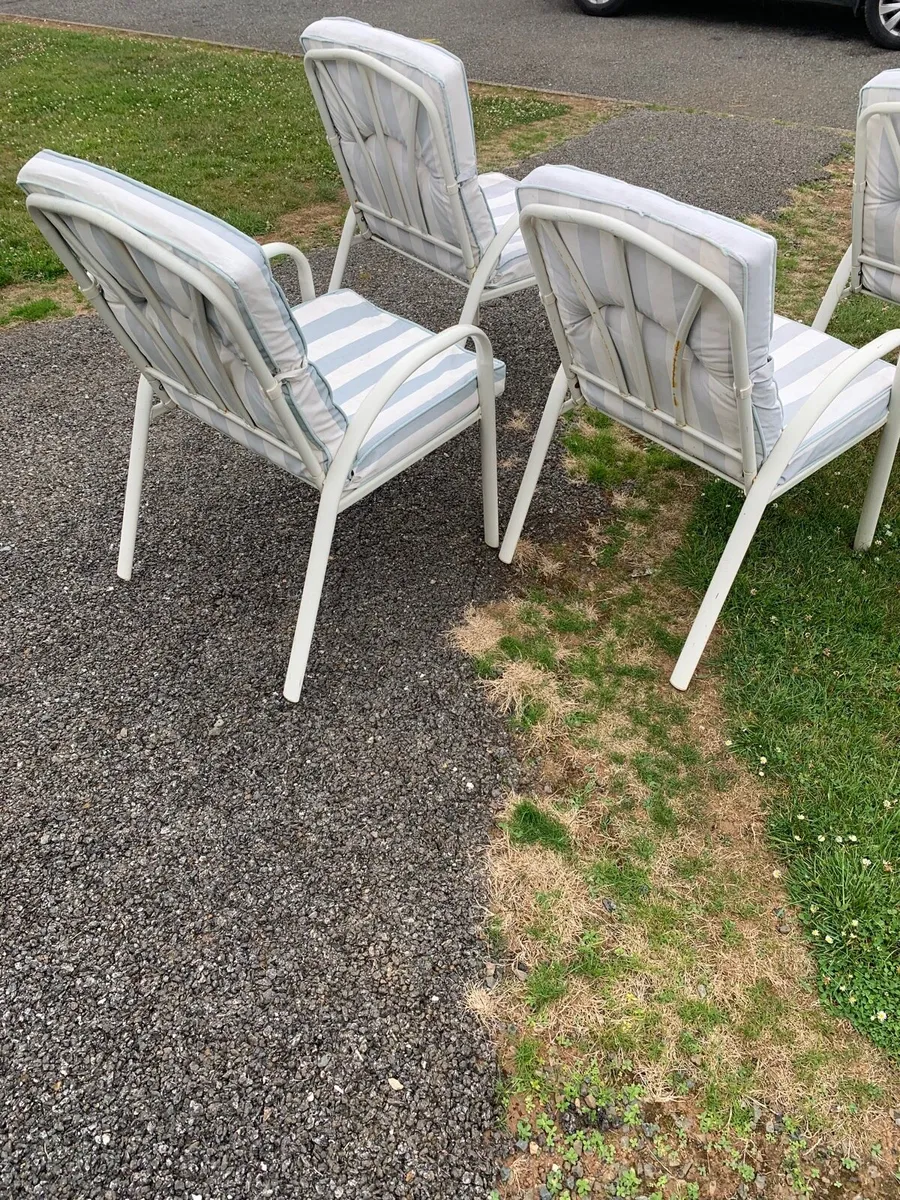 6 Garden Chairs & parasol - Image 3