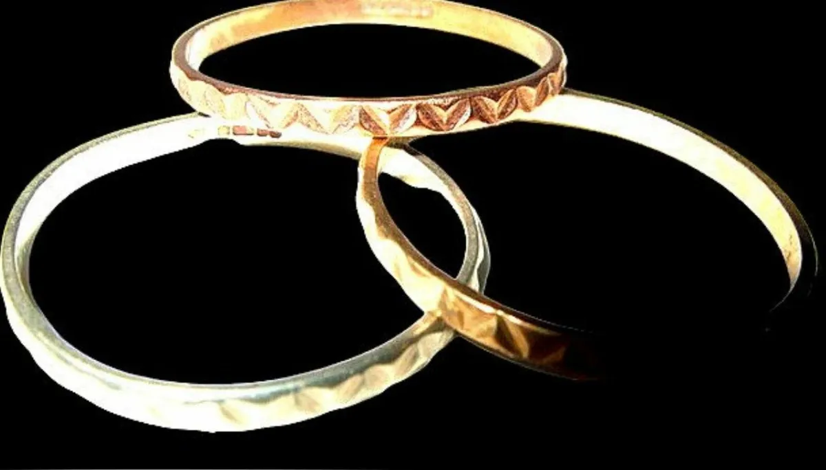 Vintage Hallmarked Rose/Yellow/White Gold Trilogy - Image 3