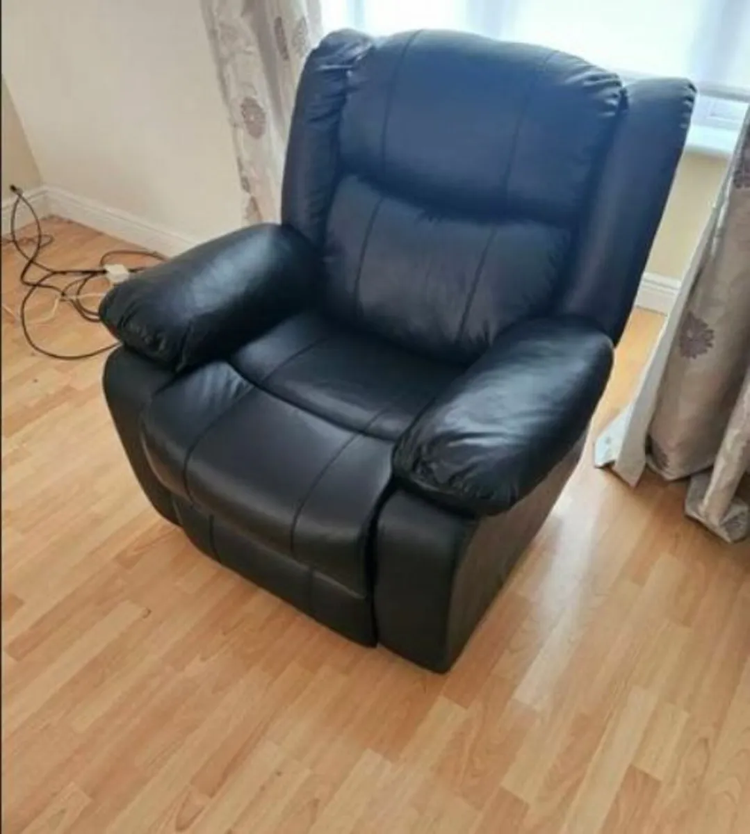 2x Leatherette Armchairs and Coffee Table - Image 2