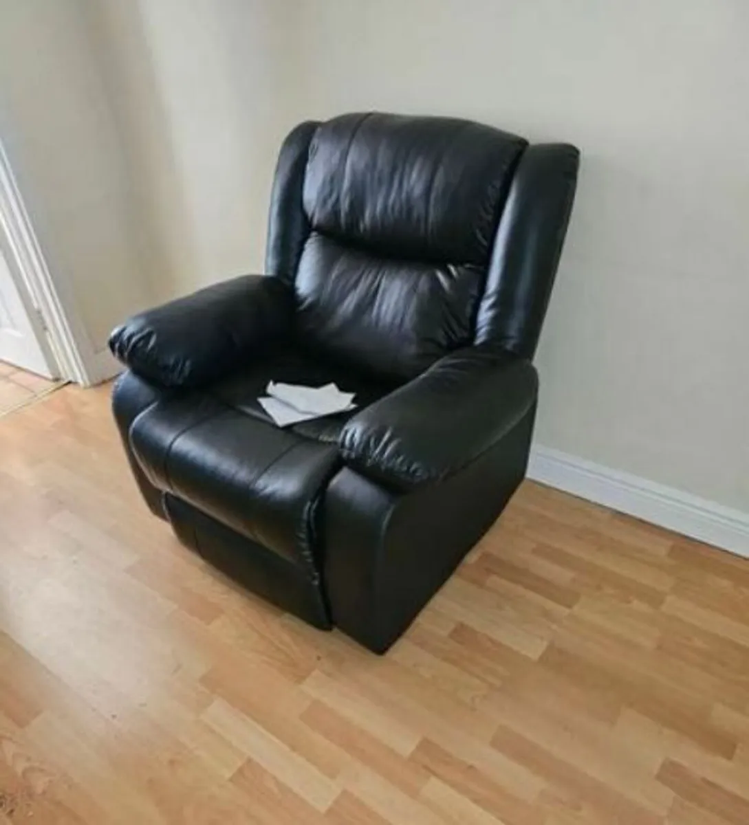 2x Leatherette Armchairs and Coffee Table - Image 3