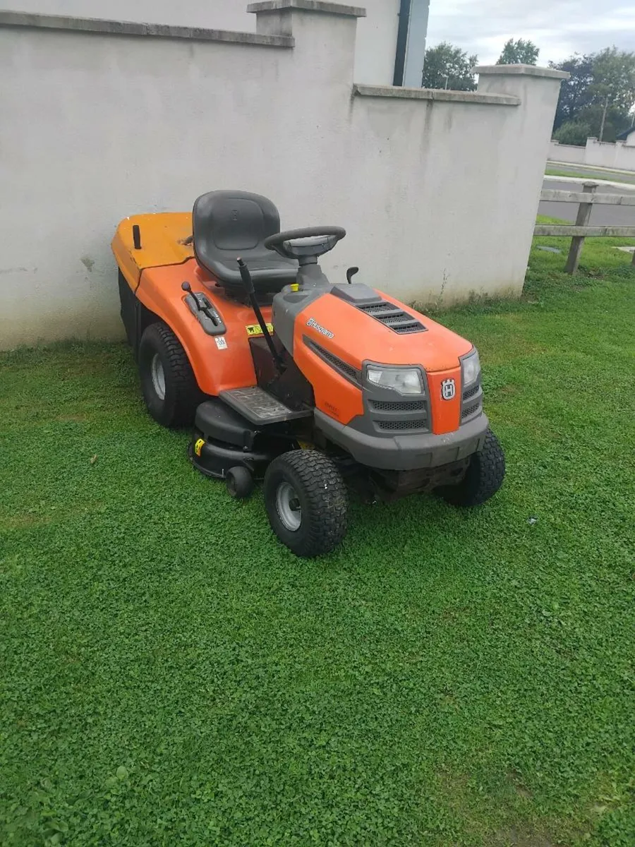 Ride on lawnmower - Image 1