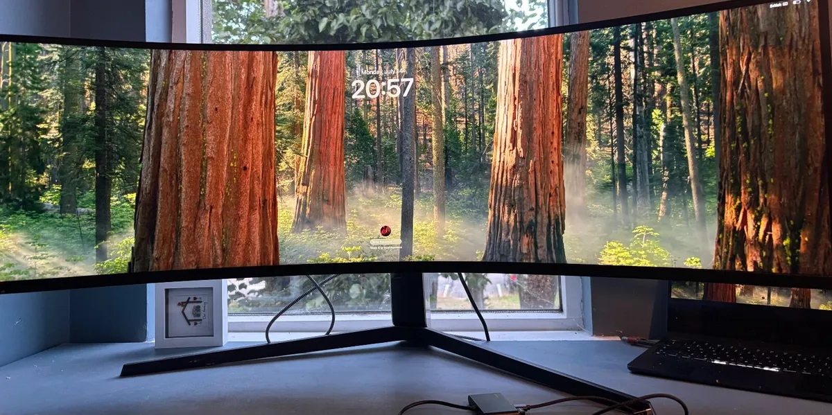 Samsung 49’’ Curved LED lights Gaming Monitor Odys - Image 1