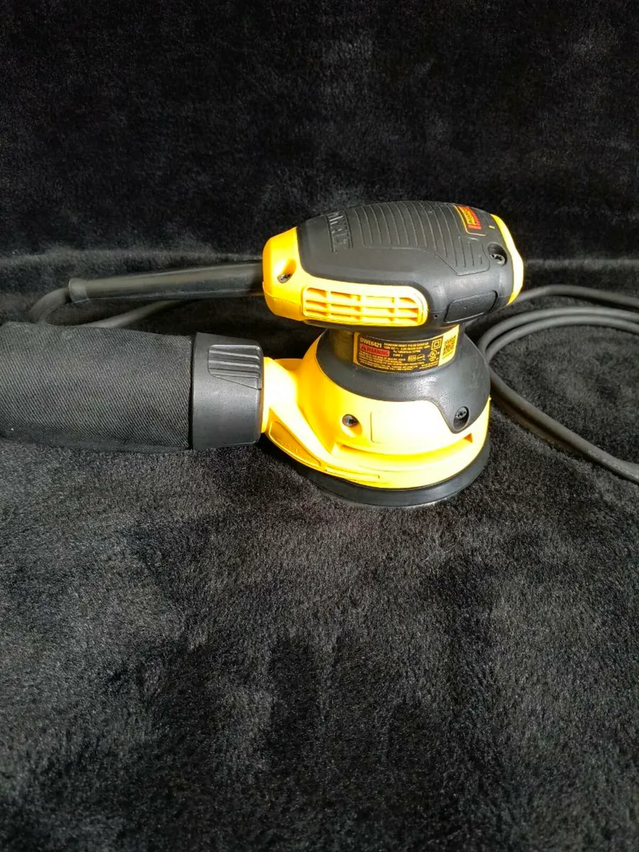 DEWALT DWE6421 Random Orbit Palm Sander Like New - Image 4