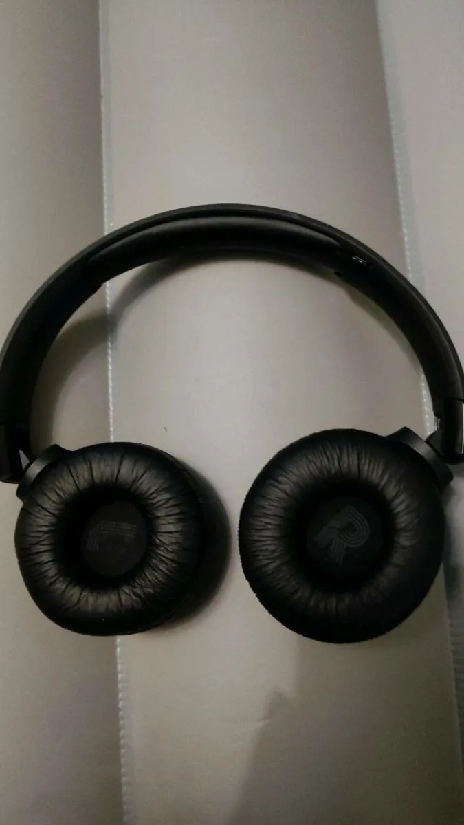 JBL Tune 560BT Wireless On-Ear Headphones - Black - Image 2