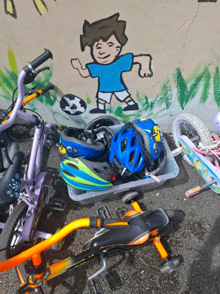 4 kids bikes & Cycling helmets - Image 1