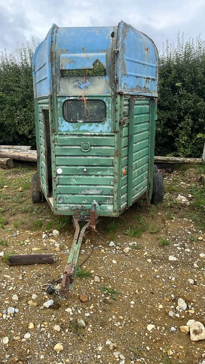 Horse box - Image 1