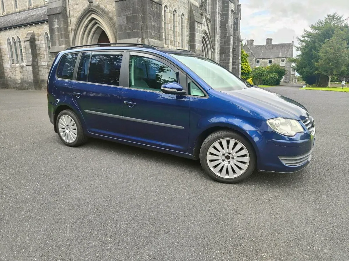 Volkswagen Touran - Image 1
