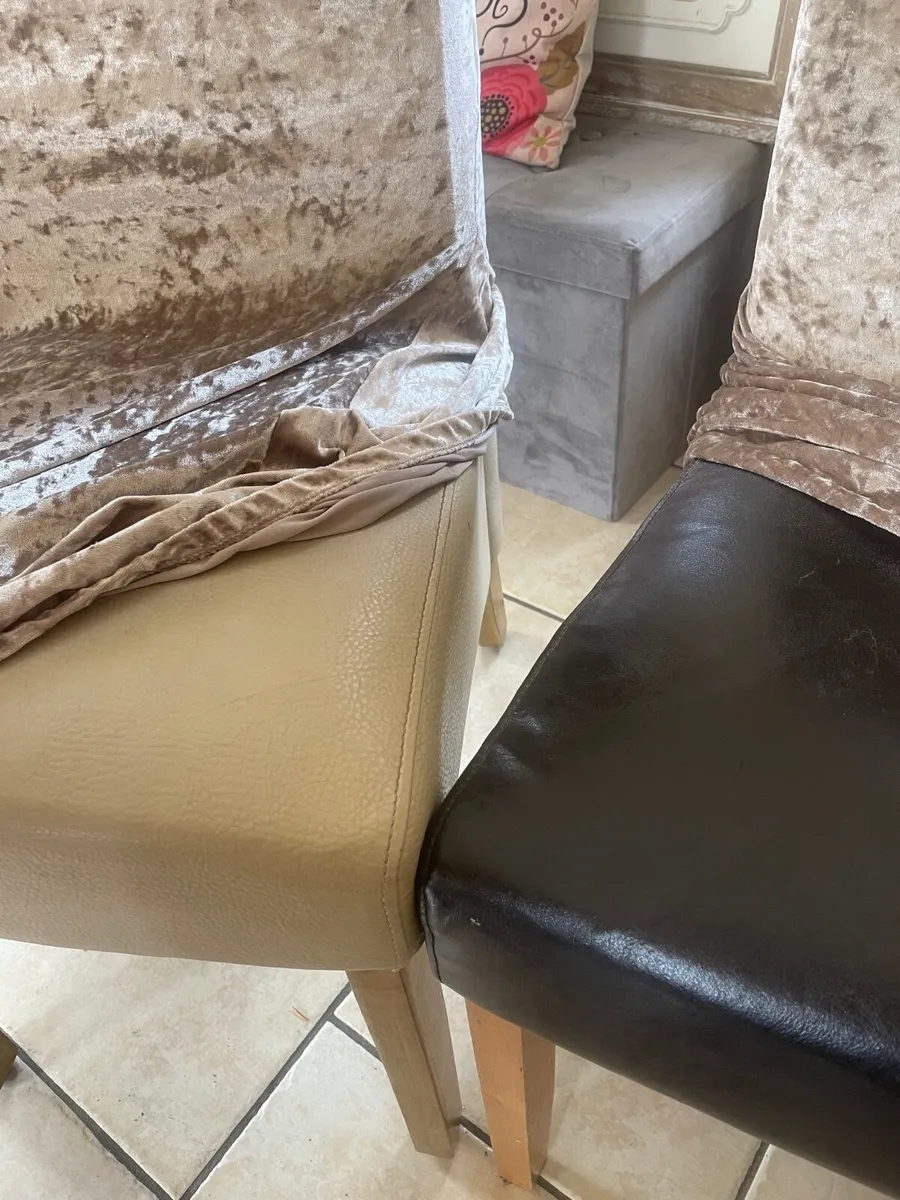 Table and chairs - Image 2