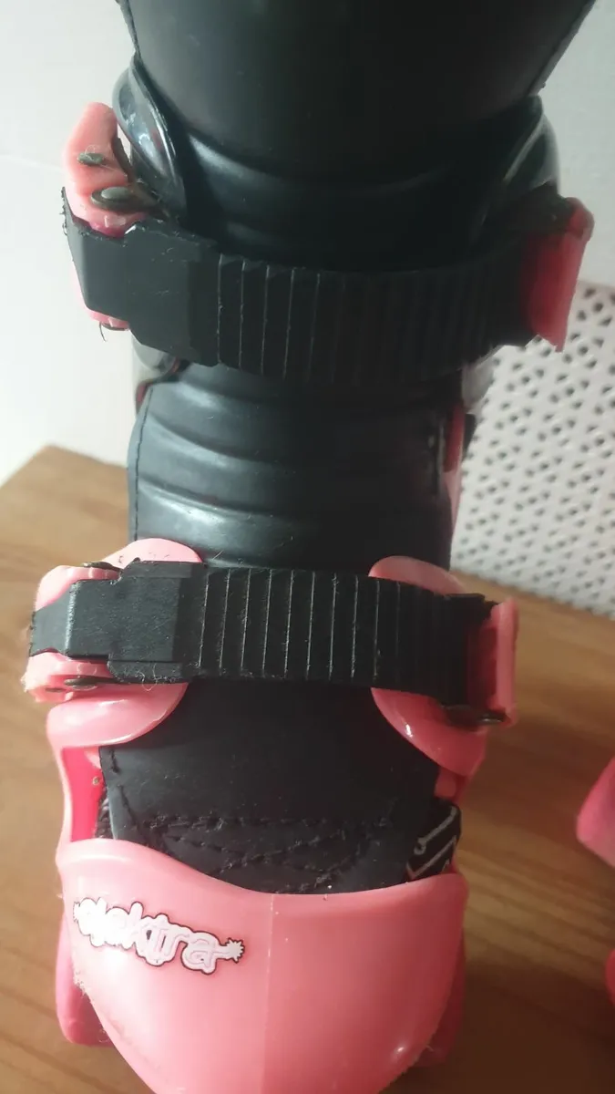 Adjustable size skates sizes 13..1...2 - Image 1