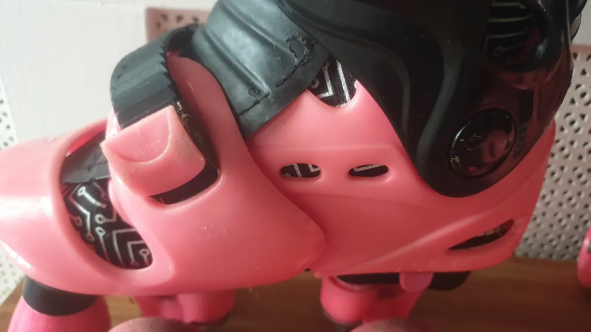 Adjustable size skates sizes 13..1...2 - Image 2