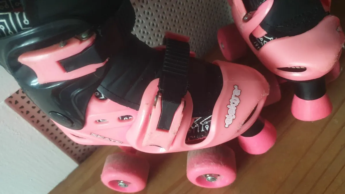 Adjustable size skates sizes 13..1...2 - Image 3