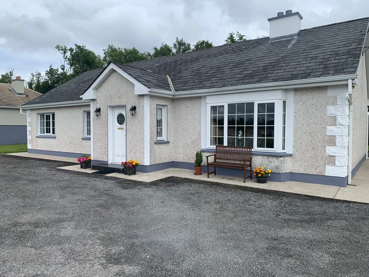 Self-Catering 3 Bedroom Bungalow - Image 2