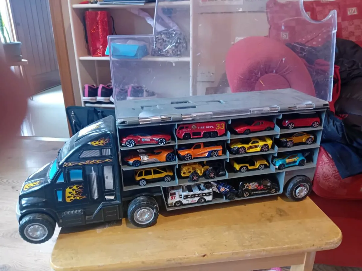 Toy lorry with dinky cars - Image 3