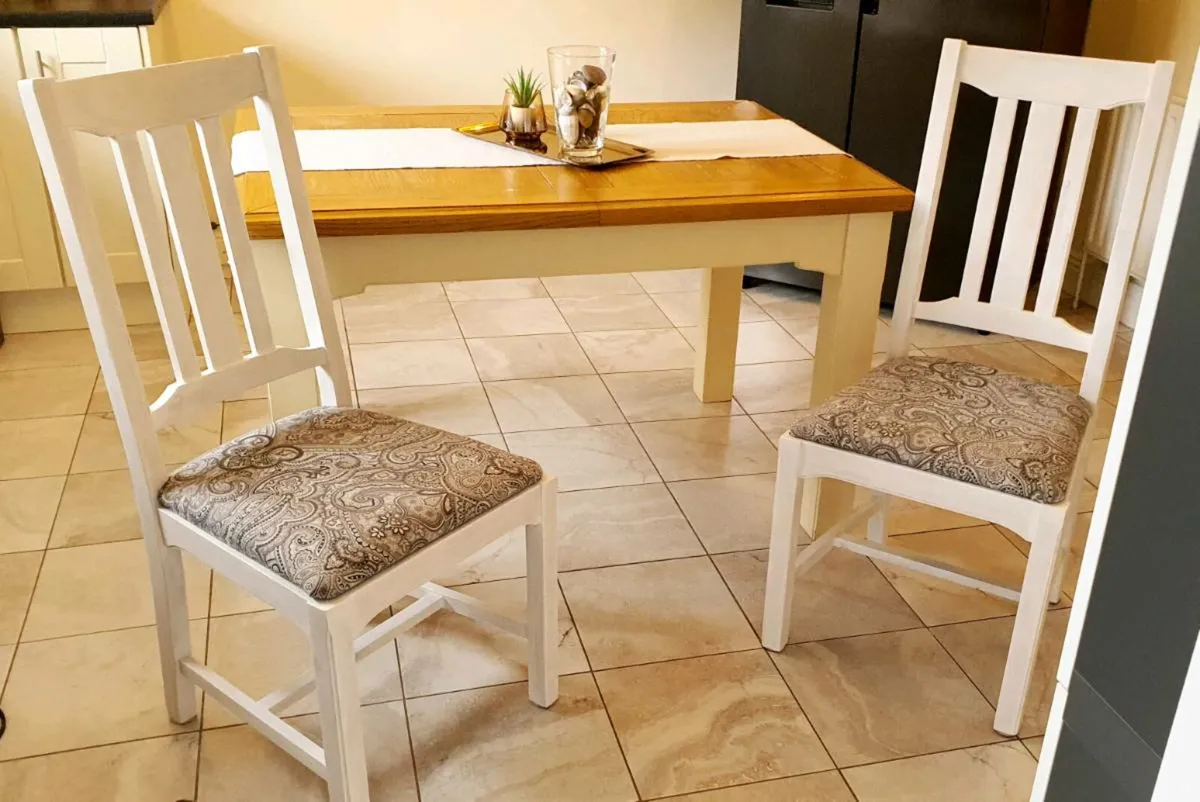 Extendable solid wood table and 4 chairs - Image 1