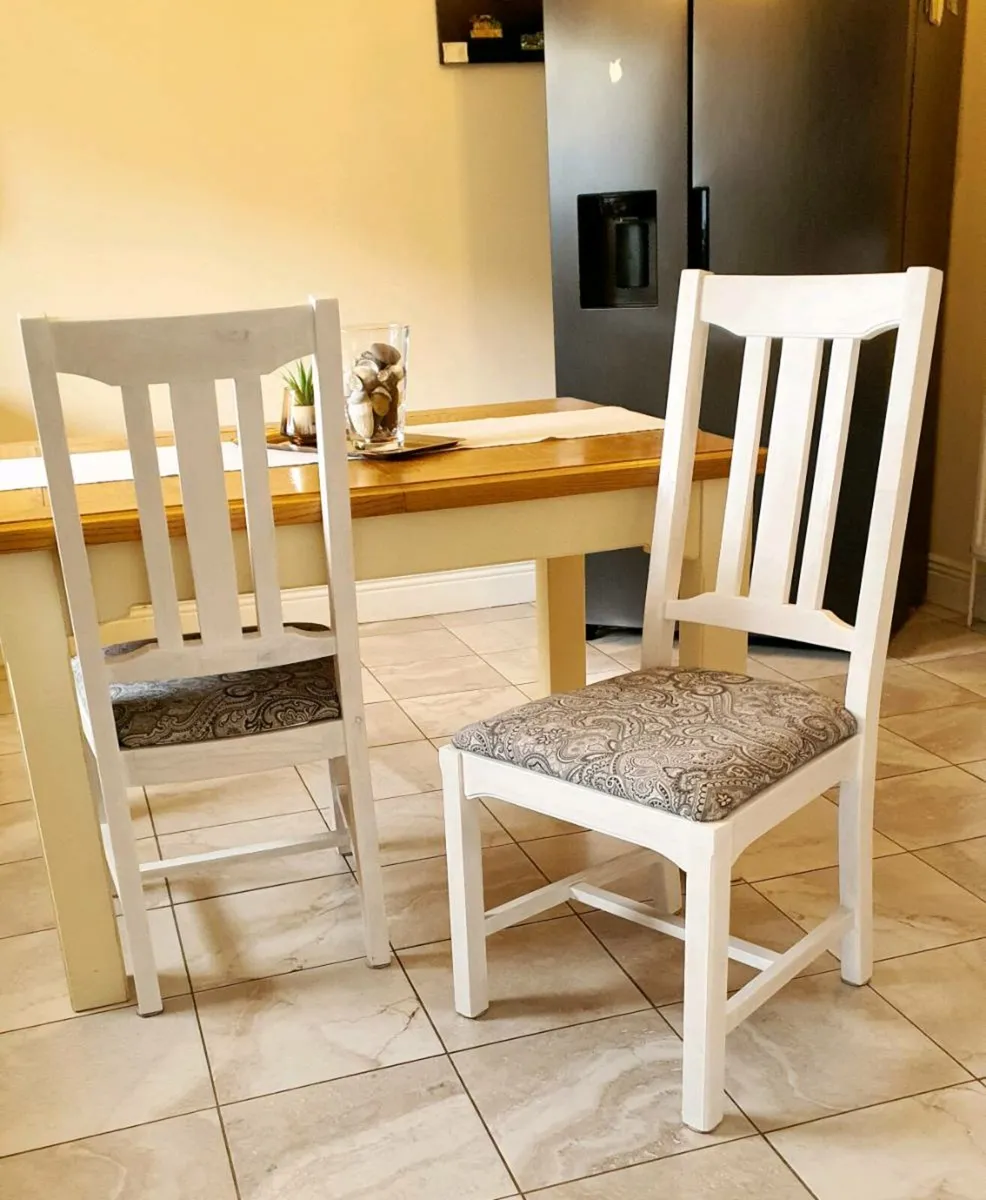 Extendable solid wood table and 4 chairs - Image 2