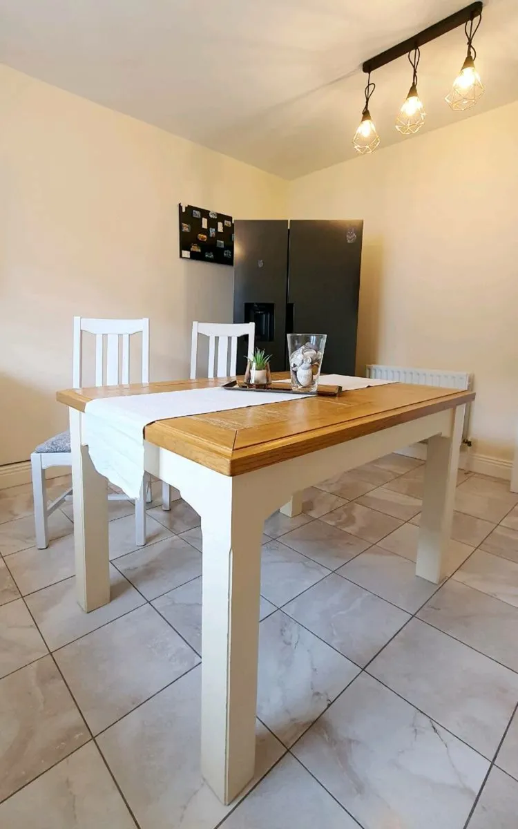 Extendable solid wood table and 4 chairs - Image 3