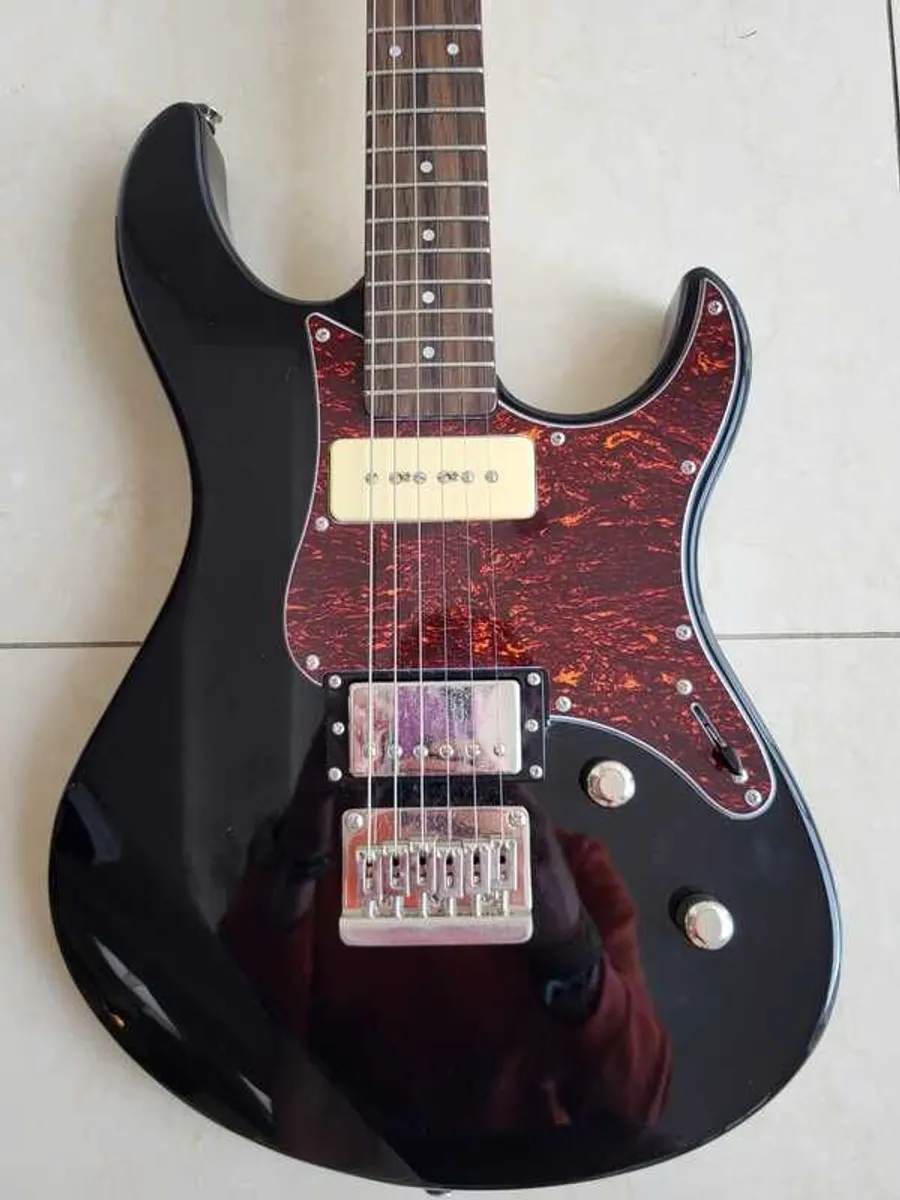Yamaha Pacifica 311H, Black with Soft Case - Image 2