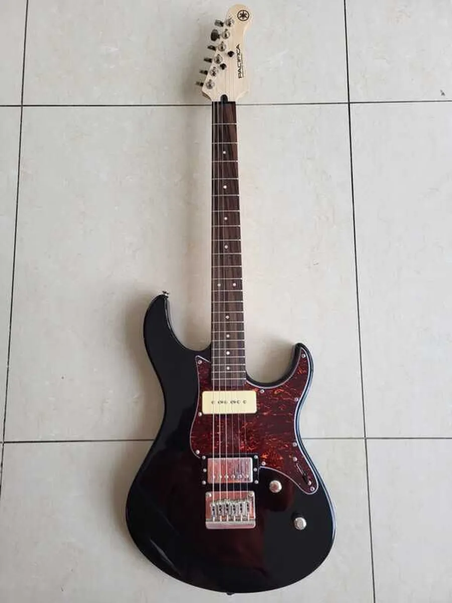 Yamaha Pacifica 311H, Black with Soft Case - Image 3